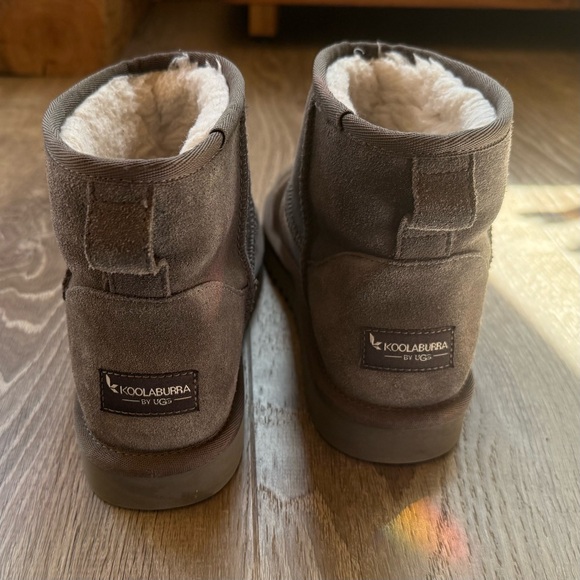 EUC Koolaburra Short Suede Shearling-Lined Ankle Boots in Taupe Brown - Picture 2 of 6